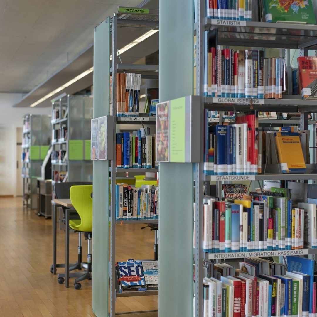 Bücherregal